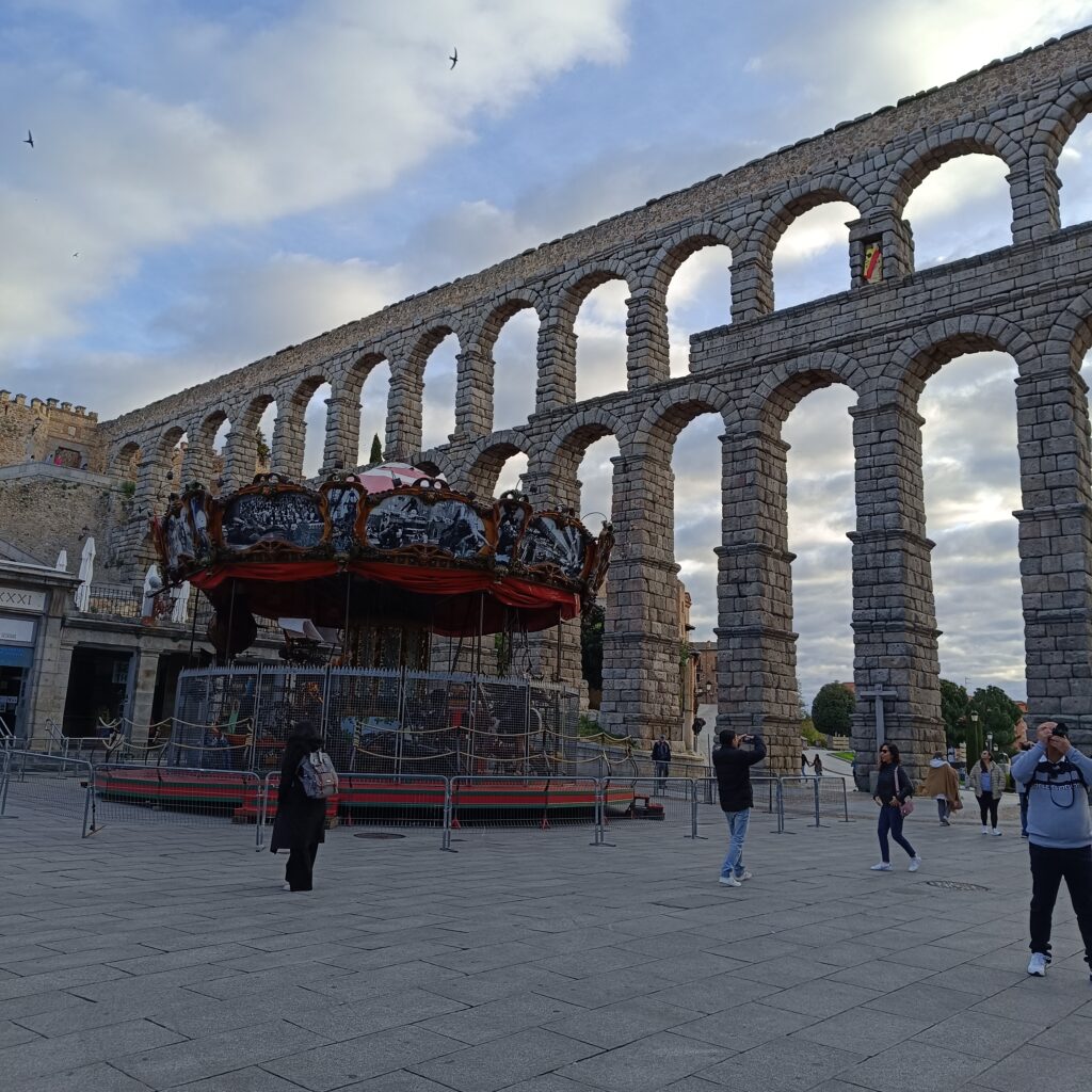 Plaza del Azojuelo y Acueducto romano de Aegovia, España.
Vamos a descubrir que hacer en Segovia España.