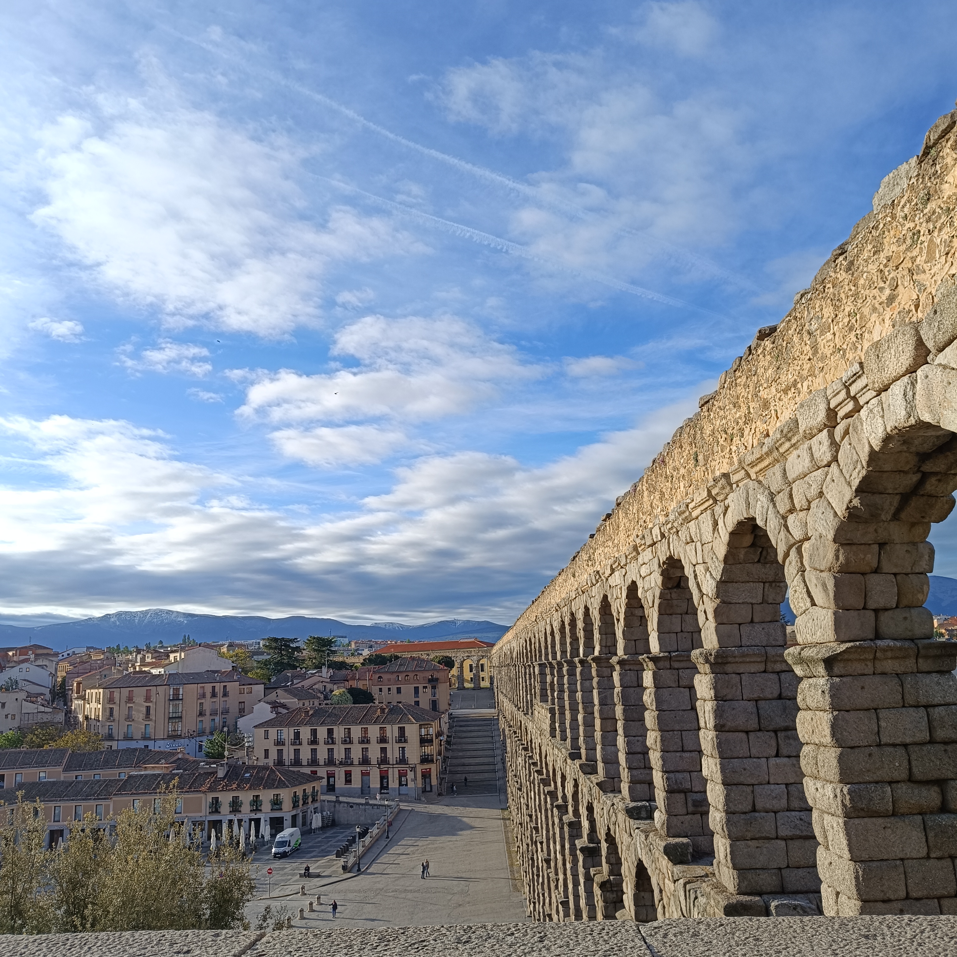 Vista desde arriba del acueducto romano de Segovia, España.
Vamos a descubrir que hacer en Segovia España.