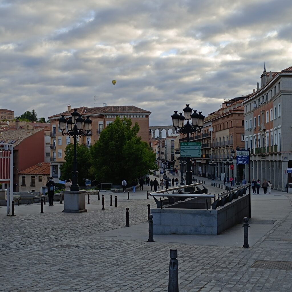 Vista del acueducto de Segovia desde la Av. del Acueducto.
Vamos a descubrir que hacer en Segovia España.