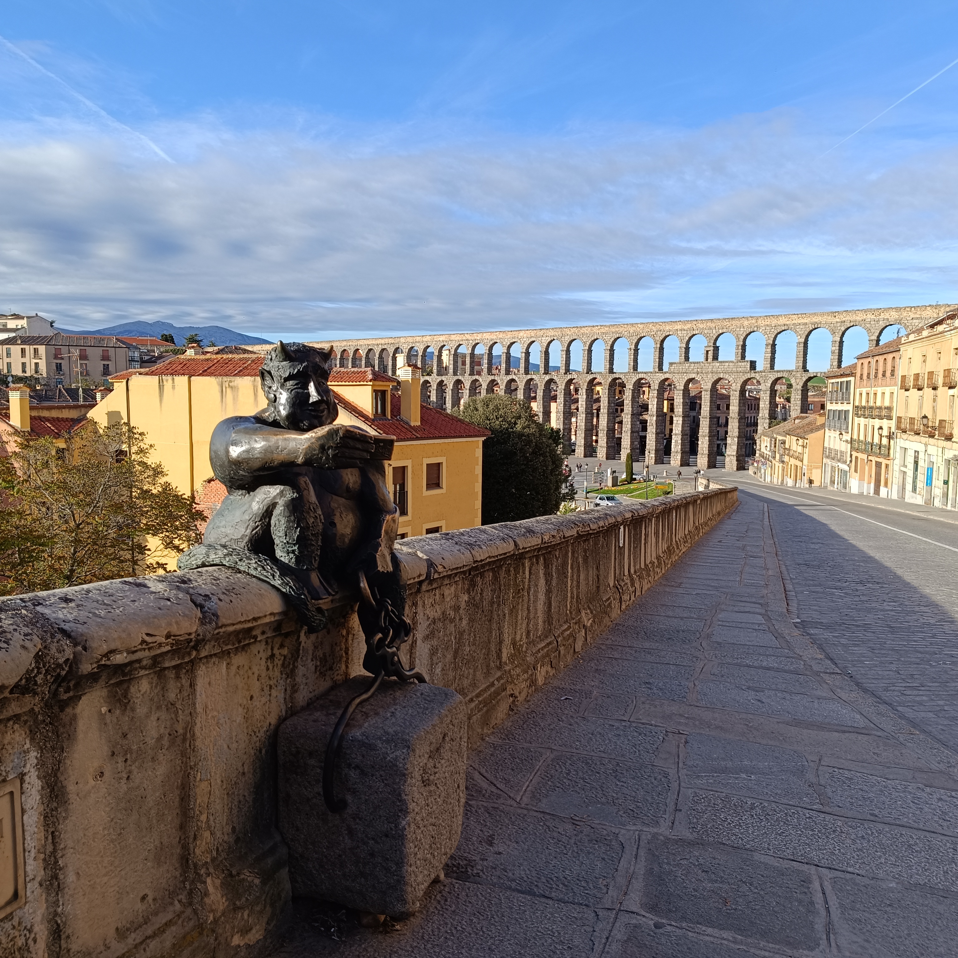 Vamos a descubrir que hacer en Segovia España.
Selfie diablo con el acueducto de Segovia.