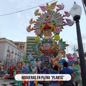 Hogueras de Alicante en plano plantá. Las arman durante días y requieren hasta grúas debido a su altura y peso.